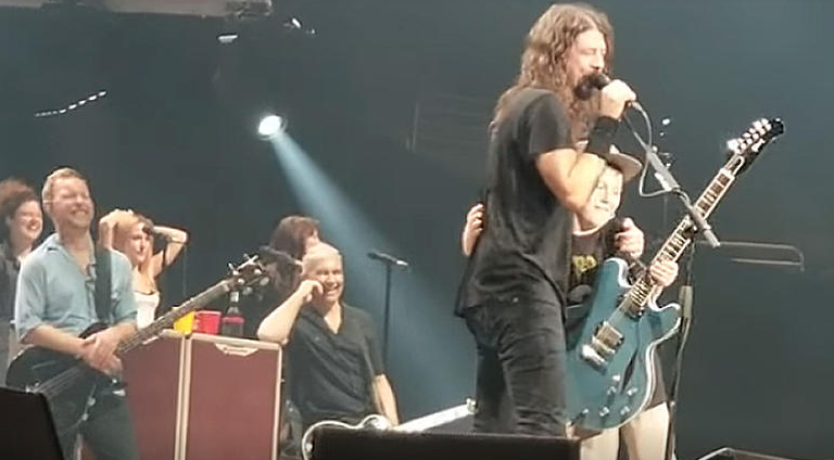 10χρονος έπαιξε Metallica μαζί με τους Foo Fighters (vid) 10χρονος έπαιξε Metallica μαζί με τους Foo Fighters (vid)